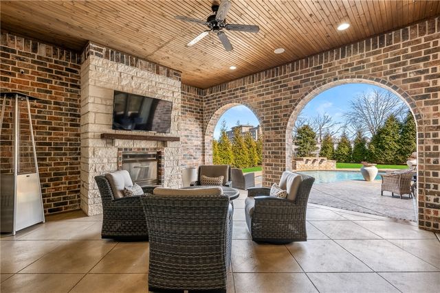 27 S Windsor Drive, Rogers, AR 72758