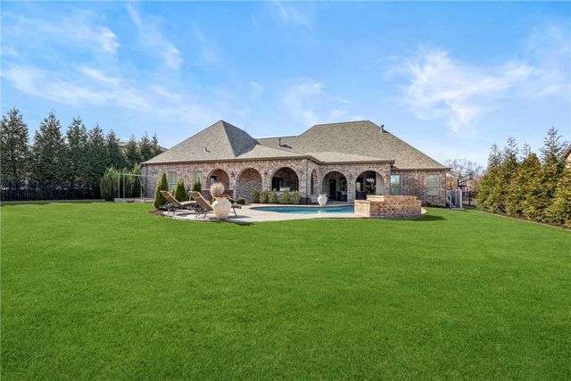 27 S Windsor Drive, Rogers, AR 72758