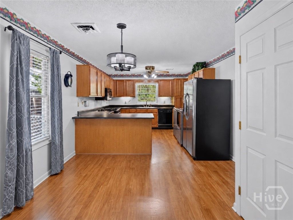 Image 10 of property listing at 5 Lansing Avenue, Savannah, GA 31406