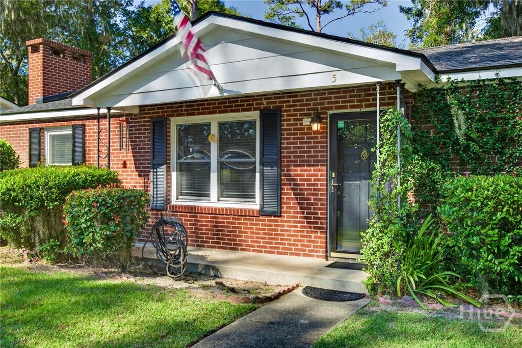Image 3 of property listing at 5 Lansing Avenue, Savannah, GA 31406