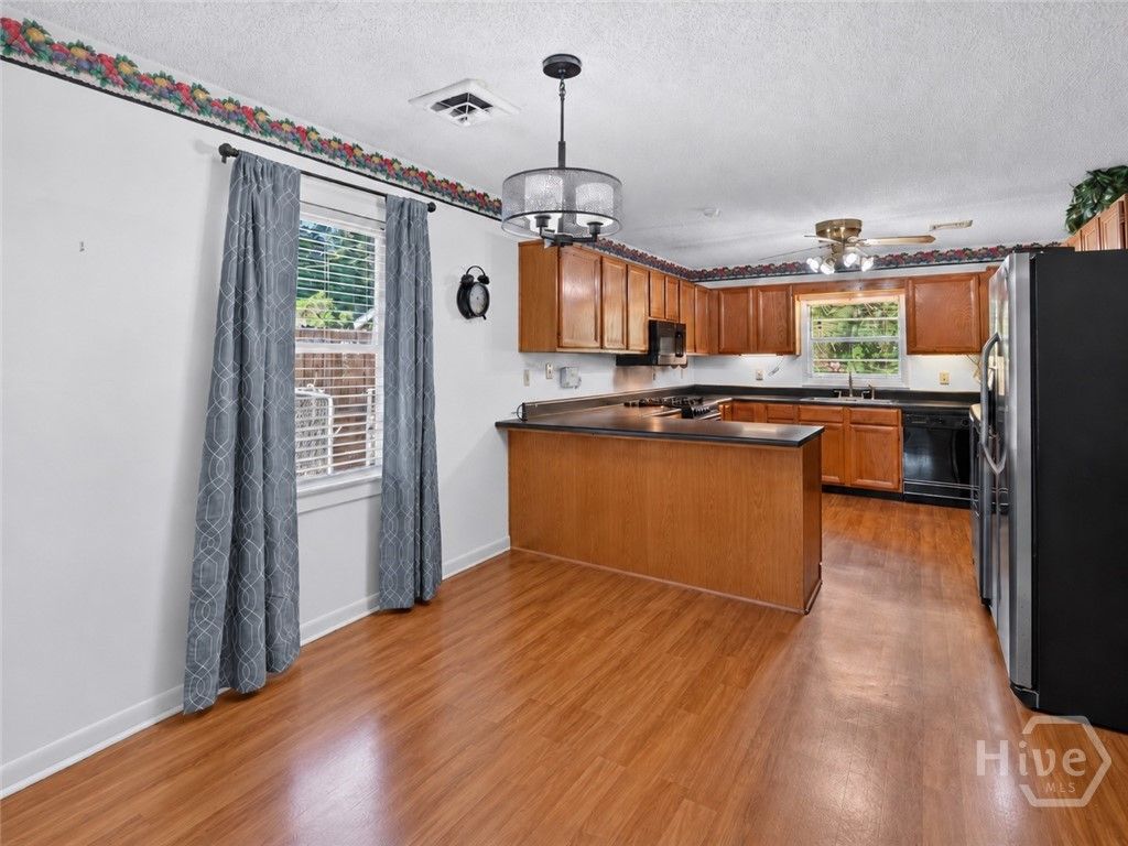Image 7 of property listing at 5 Lansing Avenue, Savannah, GA 31406