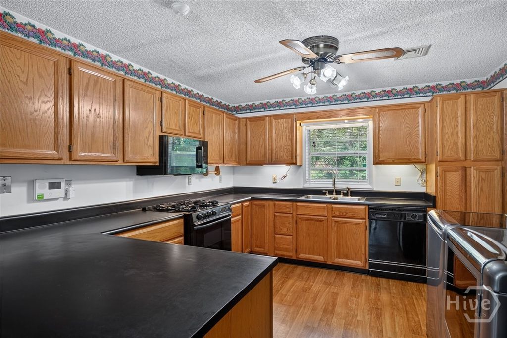 Image 8 of property listing at 5 Lansing Avenue, Savannah, GA 31406