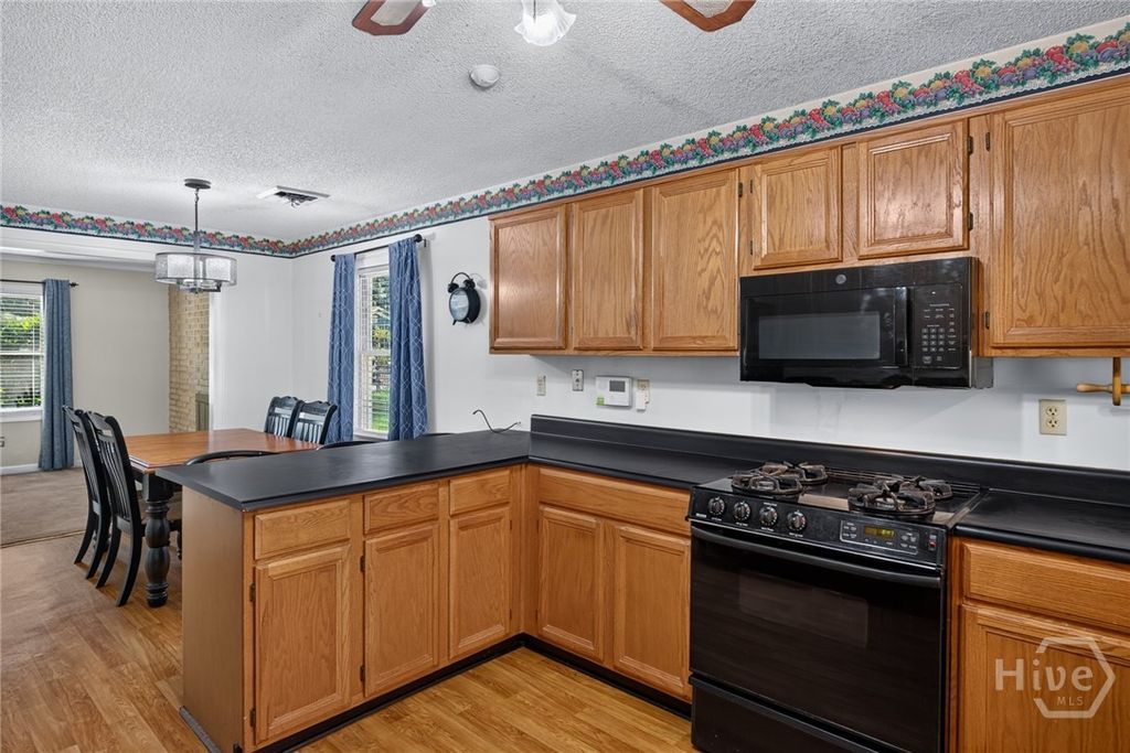 Image 9 of property listing at 5 Lansing Avenue, Savannah, GA 31406