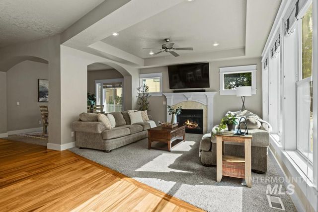 313 E Ryegate Dr, Meridian, ID 83646