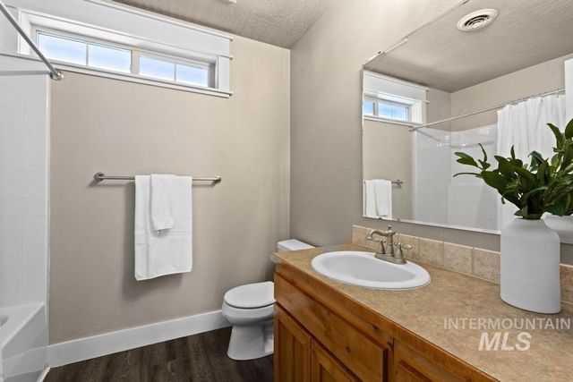 313 E Ryegate Dr, Meridian, ID 83646