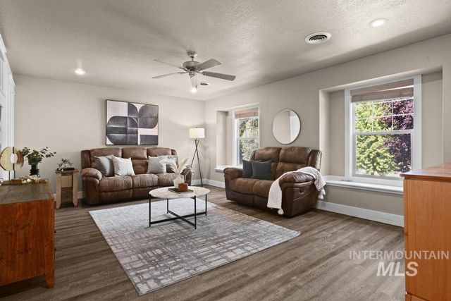 313 E Ryegate Dr, Meridian, ID 83646
