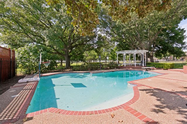 32 Victoria Drive, Rowlett, TX 75088