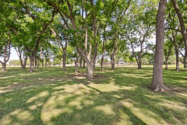 32 Victoria Drive, Rowlett, TX 75088