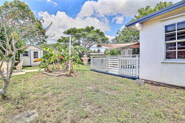 337 Mid Pines Road, Palm Springs, FL 33461