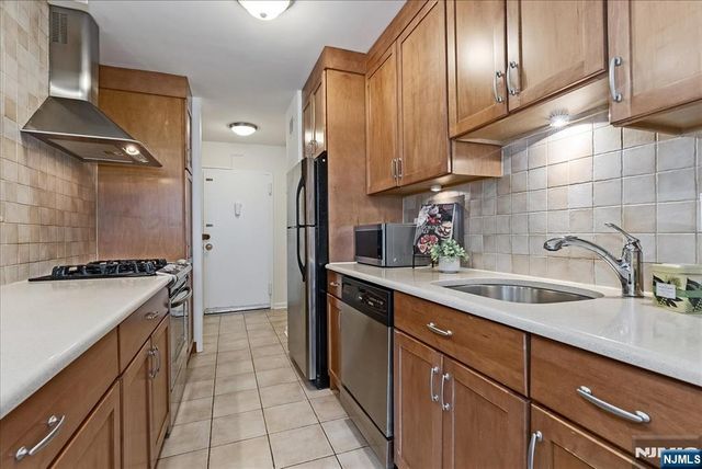 530 Valley Road C003L, Montclair, NJ 07043