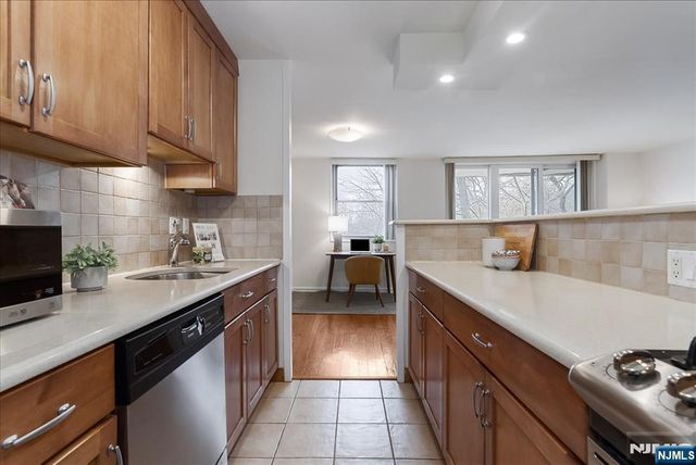 530 Valley Road C003L, Montclair, NJ 07043