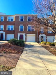 8118 HORSESHOE COTTAGE CIR, Lorton, VA 22079