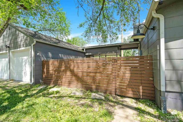 320 S Manhattan Avenue, Manhattan, KS 66502