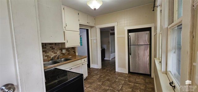 320 S Manhattan Avenue, Manhattan, KS 66502