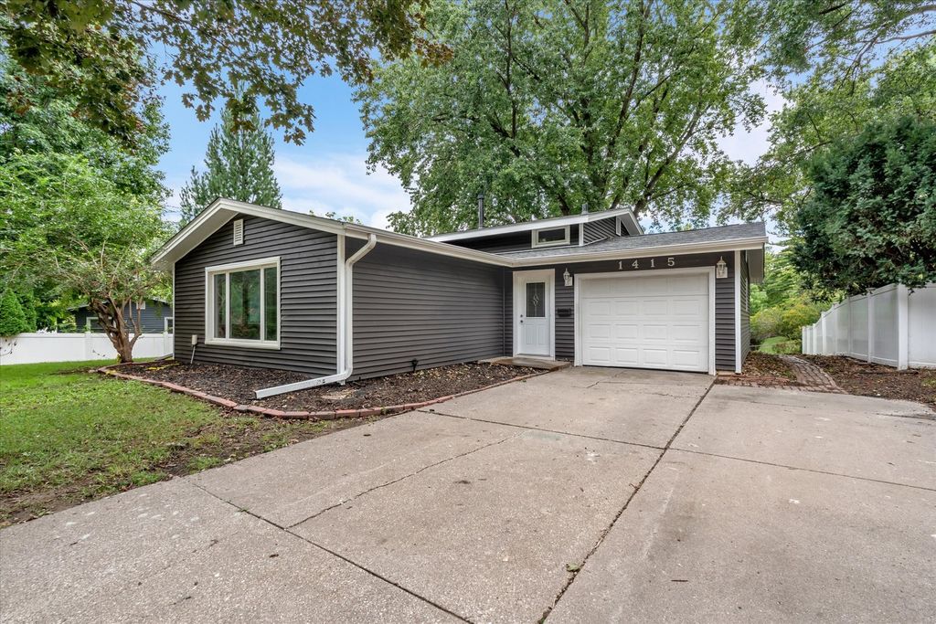 1415 Fairlane Drive, Bettendorf, IA 52722