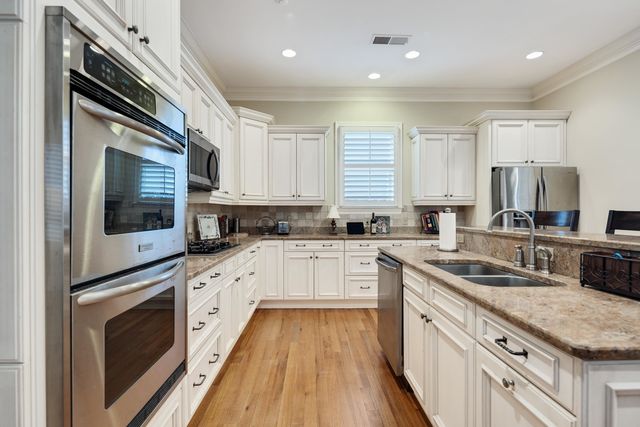 3011 OAKLEIGH MANOR LN, Germantown, TN 38138