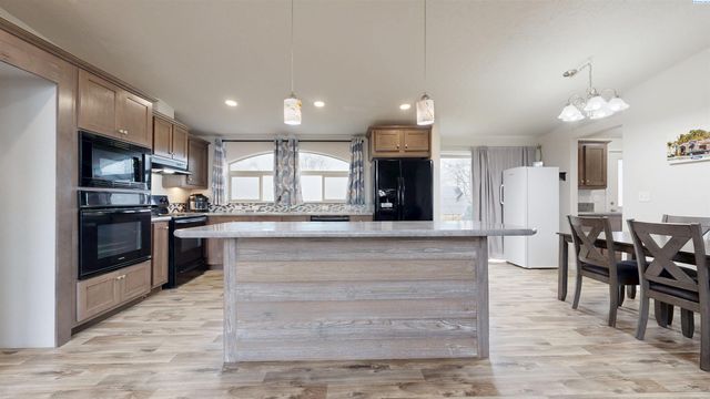 84303 N 451 Pr Ne, West Richland, WA 99353
