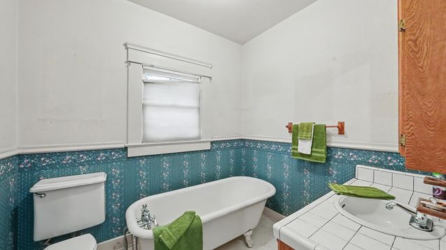 104 N Orange Avenue, Exeter, CA 93221