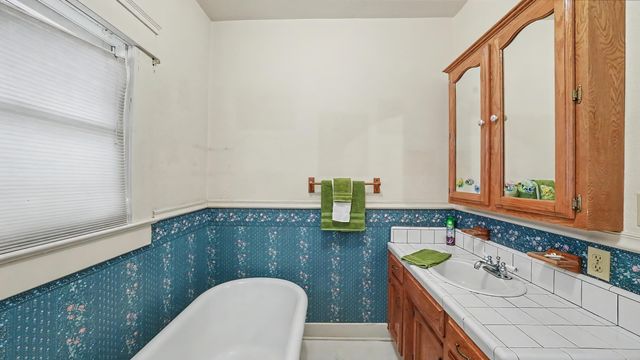 104 N Orange Avenue, Exeter, CA 93221