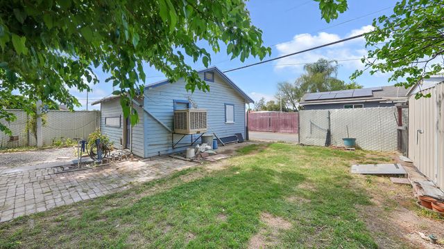 104 N Orange Avenue, Exeter, CA 93221