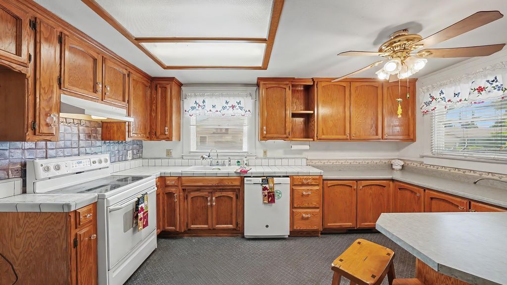 Image 10 of property listing at 104 N Orange Avenue, Exeter, CA 93221