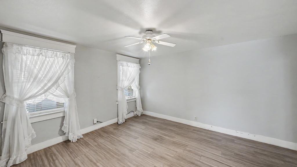 Image 13 of property listing at 104 N Orange Avenue, Exeter, CA 93221