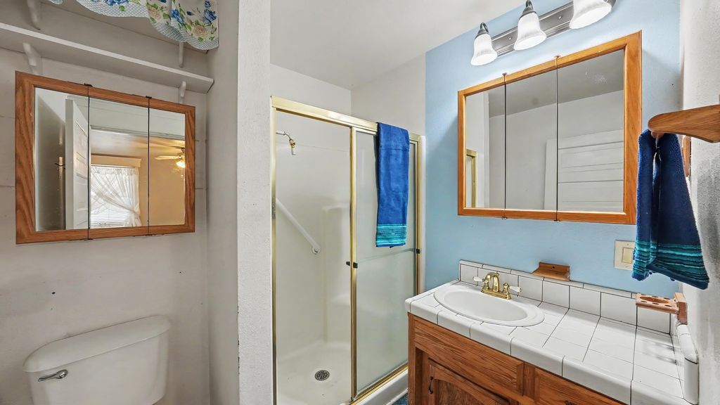 Image 15 of property listing at 104 N Orange Avenue, Exeter, CA 93221