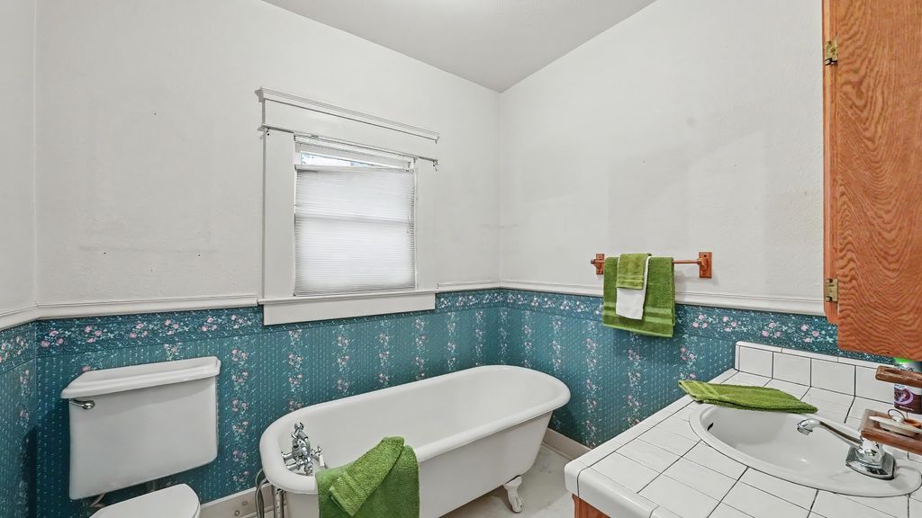 Image 17 of property listing at 104 N Orange Avenue, Exeter, CA 93221