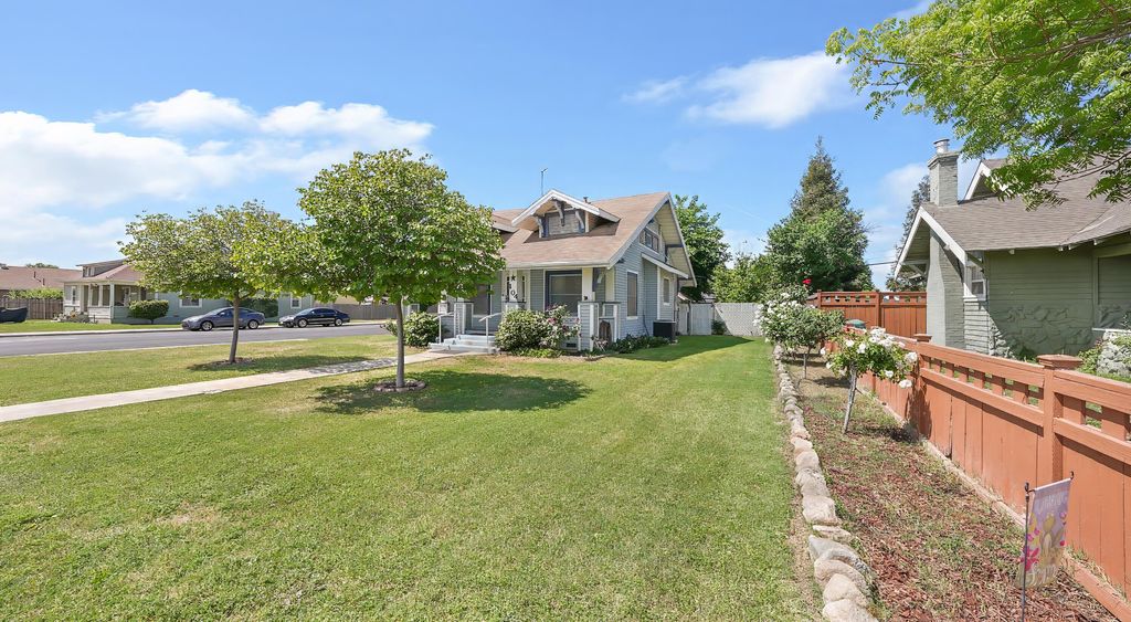 Image 2 of property listing at 104 N Orange Avenue, Exeter, CA 93221