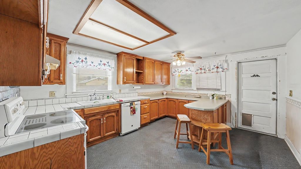 Image 4 of property listing at 104 N Orange Avenue, Exeter, CA 93221