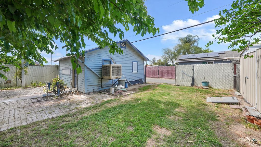 Image 6 of property listing at 104 N Orange Avenue, Exeter, CA 93221