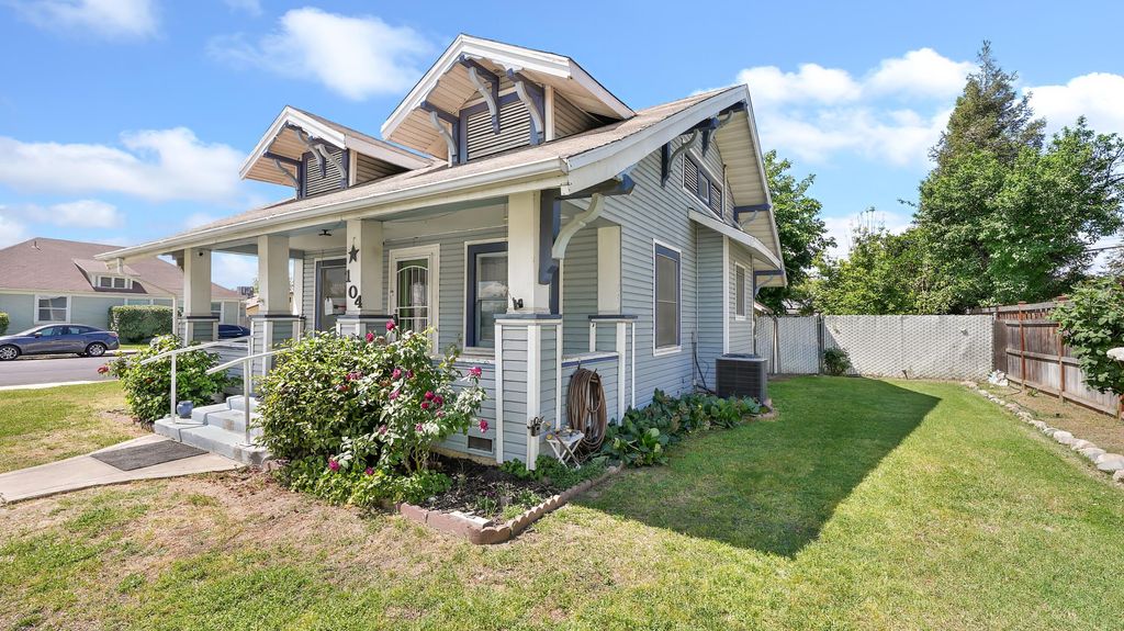 Image 7 of property listing at 104 N Orange Avenue, Exeter, CA 93221