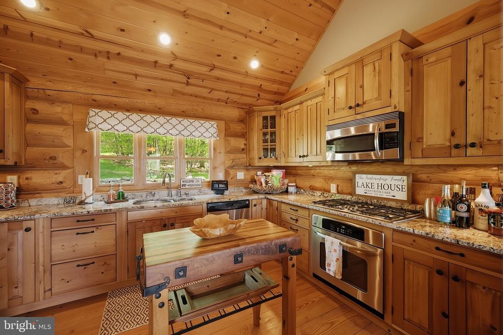 Image 11 of property listing at 670 WOODLANDS HILL LN, Oakland, MD 21550