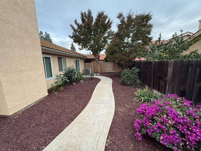 5532 W Wathen Avenue, Fresno, CA 93722