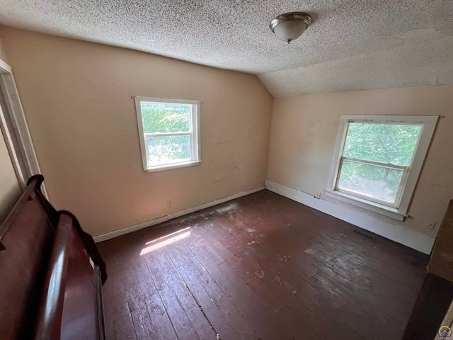 1326 NE Quincy ST, Topeka, KS 66608