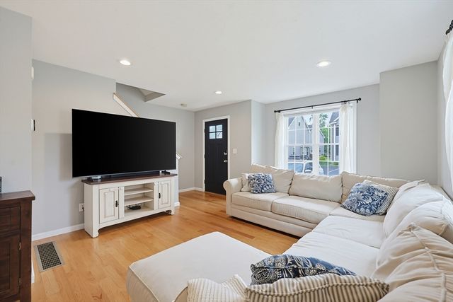 95 Riley Rd 95, Tyngsborough, MA 01879