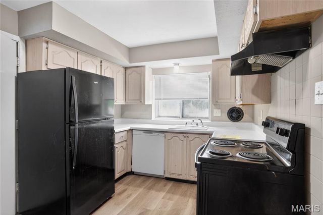 2443 Caverhill Drive, St Louis, MO 63136