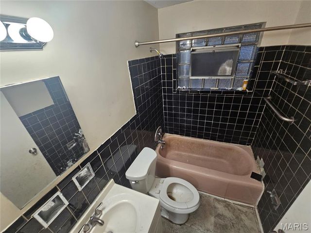 2443 Caverhill Drive, St Louis, MO 63136