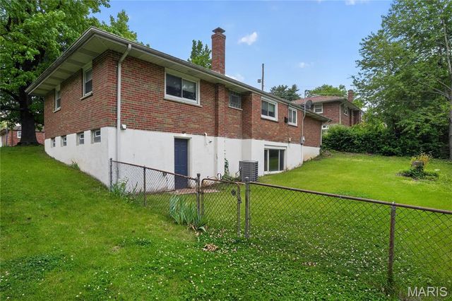 2443 Caverhill Drive, St Louis, MO 63136