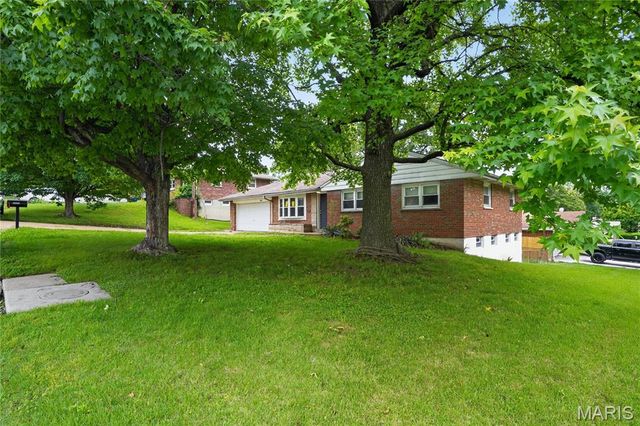 2443 Caverhill Drive, St Louis, MO 63136