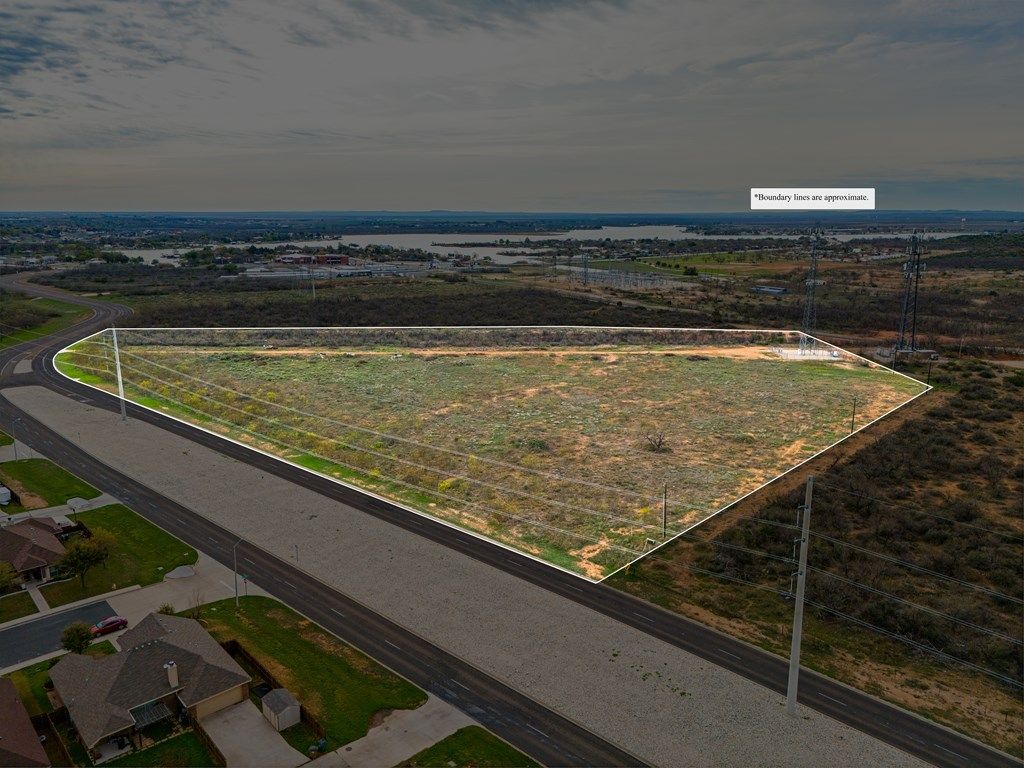 Image 10 of property listing at 2751 Twin Mountain Dr, San Angelo, TX 76904