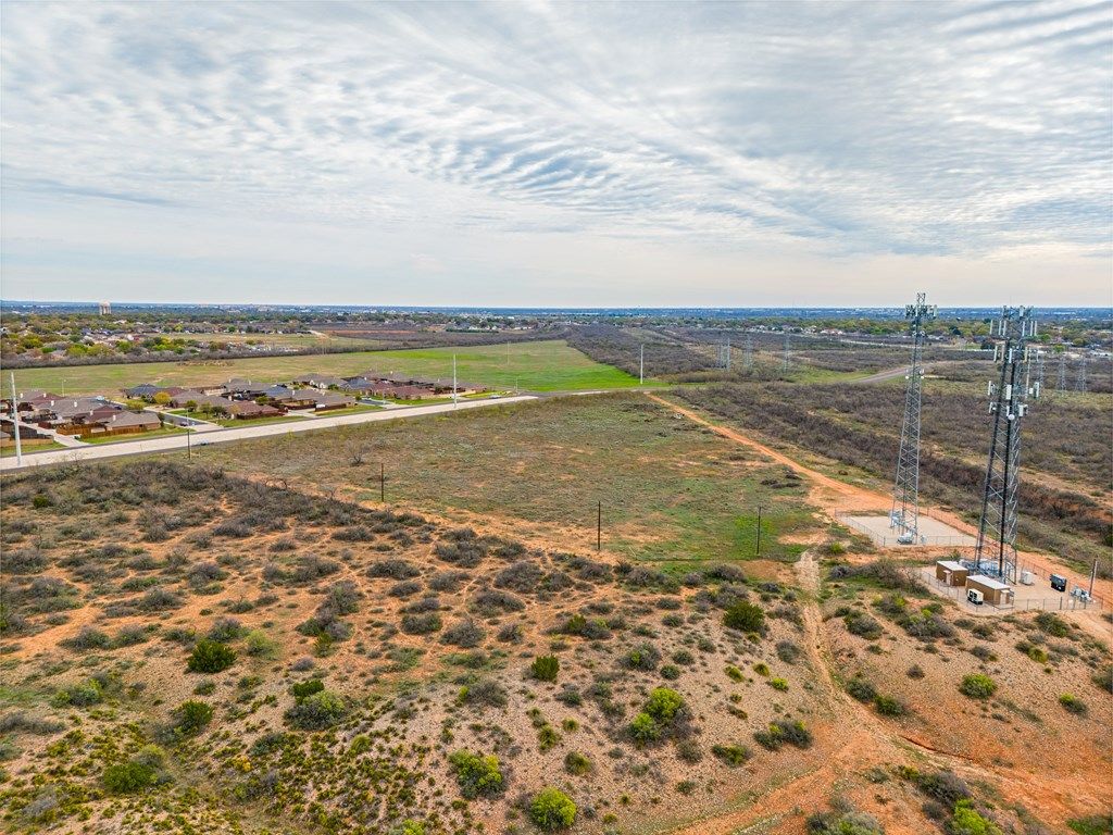 Image 13 of property listing at 2751 Twin Mountain Dr, San Angelo, TX 76904