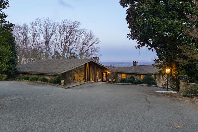 1001 Fleetwood Drive, Lookout Mountain, GA 30750