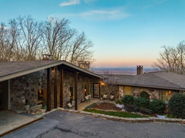 1001 Fleetwood Drive, Lookout Mountain, GA 30750