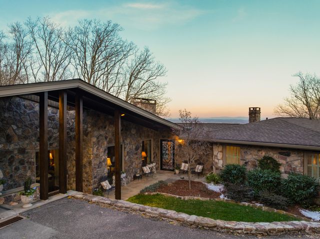 1001 Fleetwood Drive, Lookout Mountain, GA 30750