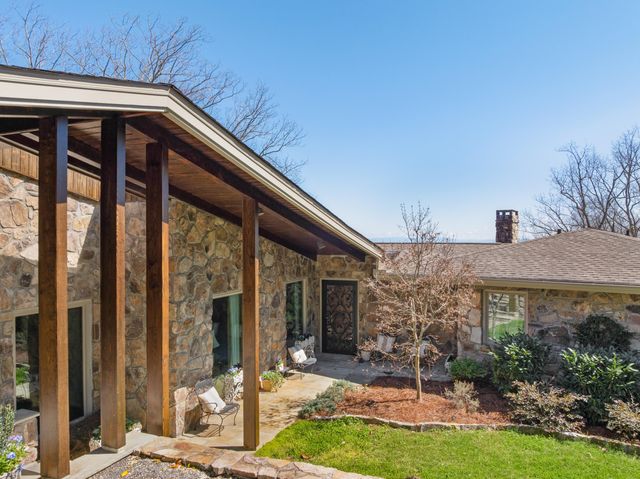 1001 Fleetwood Drive, Lookout Mountain, GA 30750