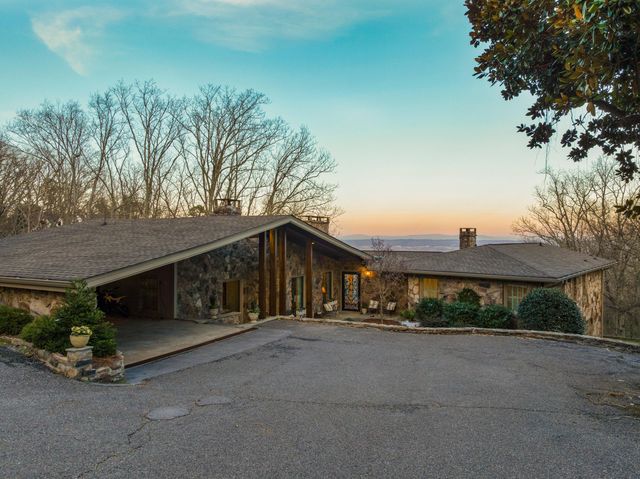 1001 Fleetwood Drive, Lookout Mountain, GA 30750