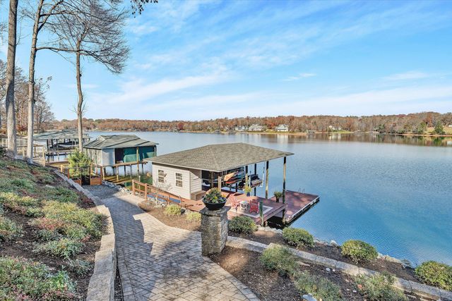 695 Fox Chase RD, Wirtz, VA 24184