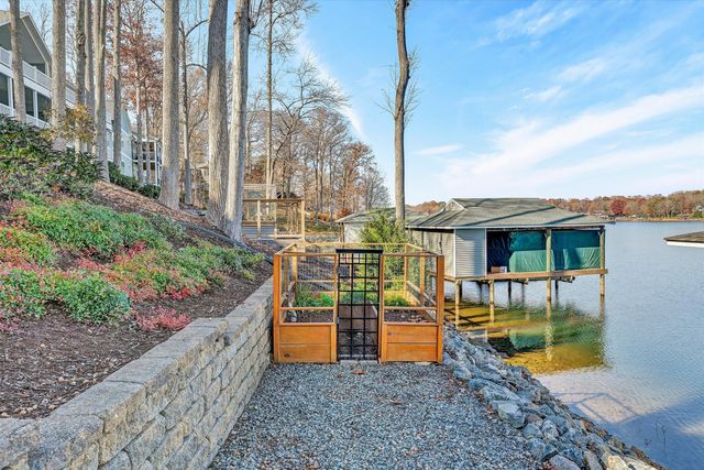 695 Fox Chase RD, Wirtz, VA 24184