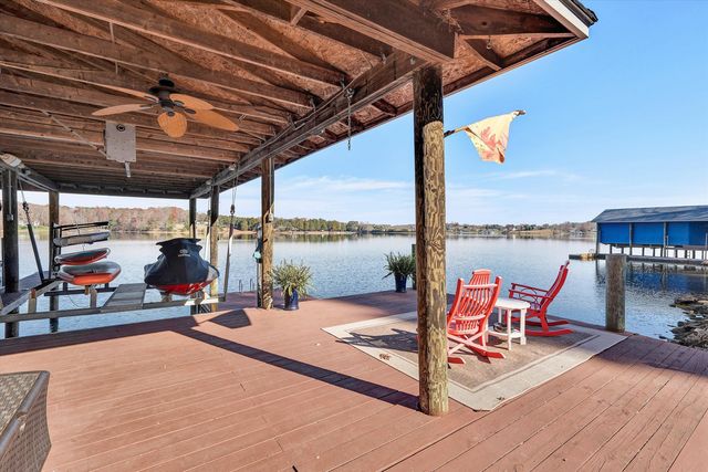 695 Fox Chase RD, Wirtz, VA 24184